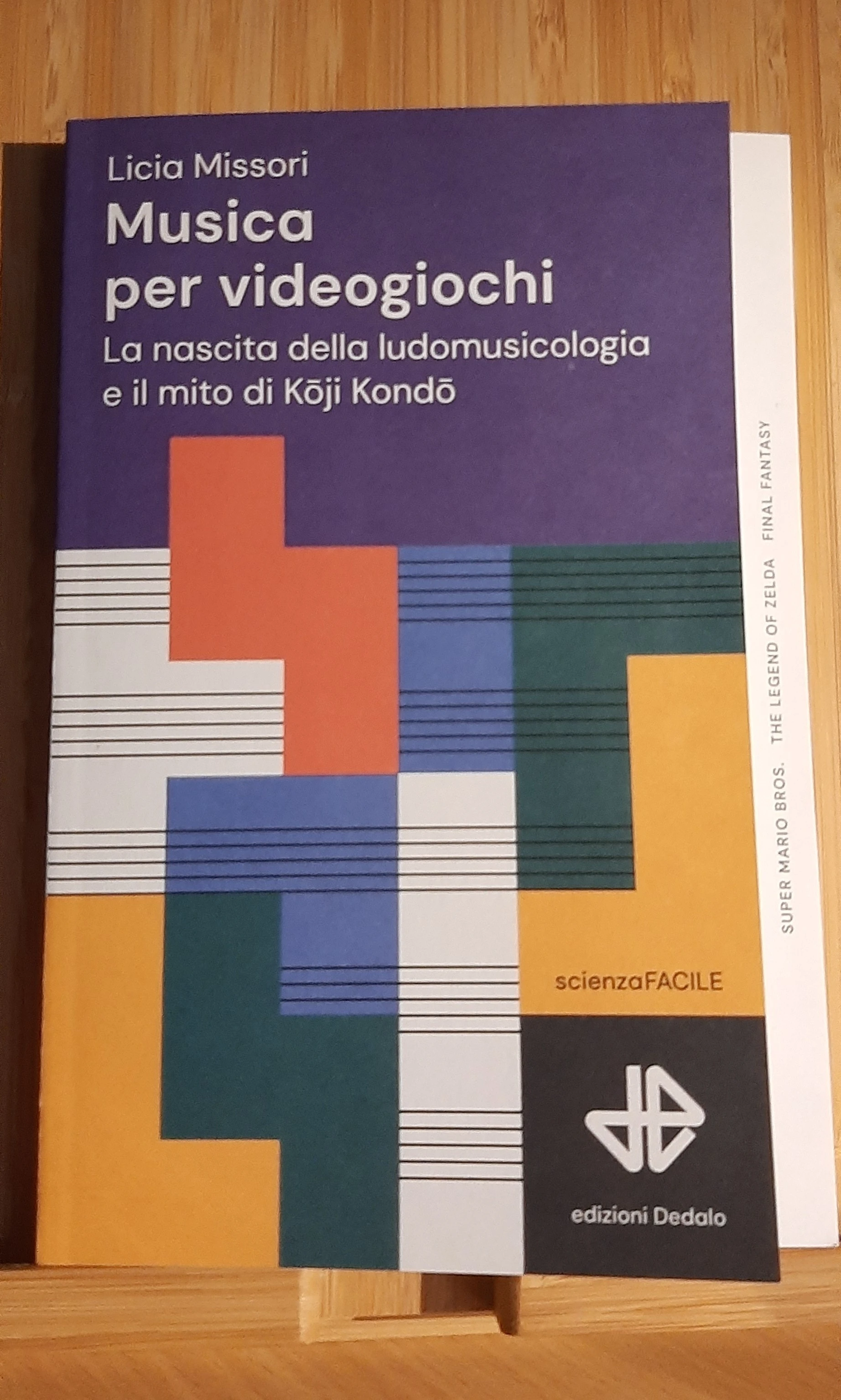 Copertina del libro MUSICA PER VIDEOGIOCHI di Licia Missori. È composta da settori di varie forme e dimensioni e colori, come una schermata del videogioco Tetris.
Sottotitolo: la nascita della Ludo musicologia e il mito di Kōji Kondō.