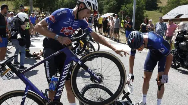 Fan taking selfie causes Tour de France crash