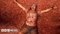 'Mind-blowing': Thousands bathe in tomato sauce at La Tomatina